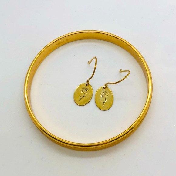 Vintage Signed Bracelet & Dainty Etched Flower Earrings - Picture 11 of 11